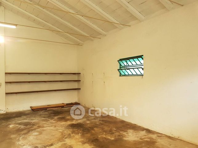 Capannone in commerciale in 