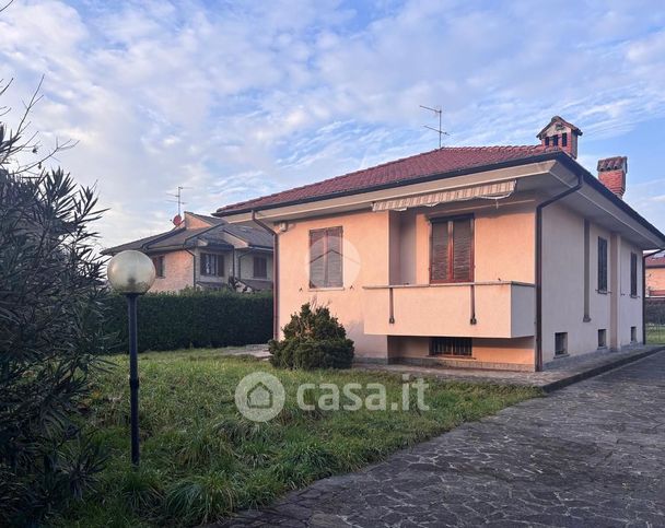 Villa in residenziale in Via Resegone 25