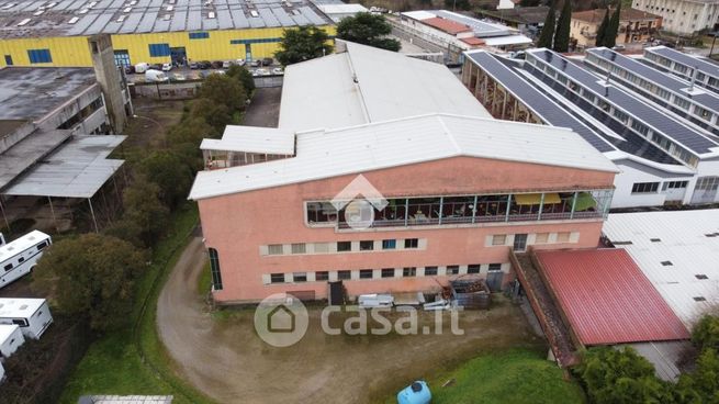 Capannone in commerciale in 