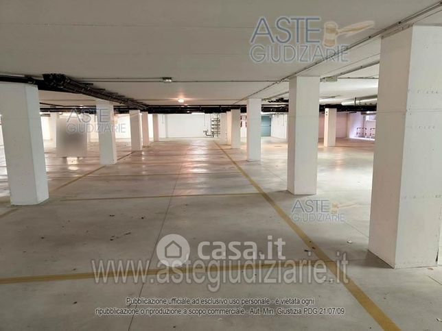 Box/posto auto in residenziale in Viale dell'Industria 5