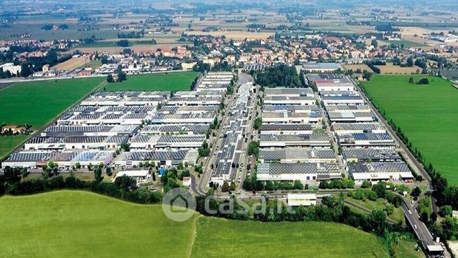 Capannone in commerciale in 
