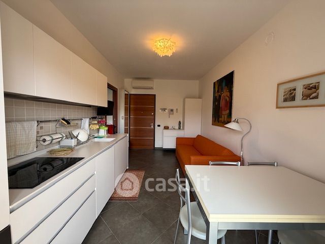 Appartamento in residenziale in Via Ugo Foscolo 28