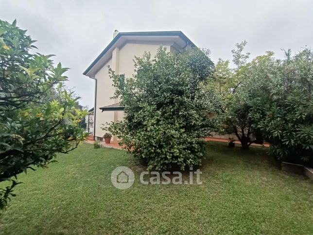 Villetta a schiera in residenziale in Via Provinciale Carrara-Avenza