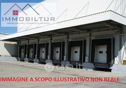 Capannone in commerciale in