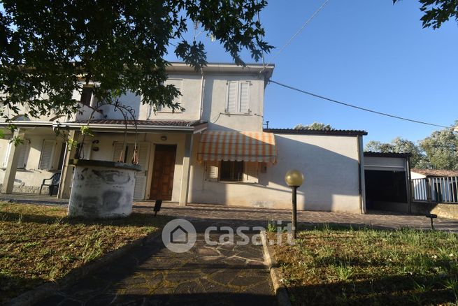 Casa bi/trifamiliare in residenziale in Via Longarini 11