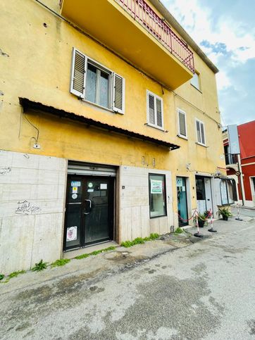 Negozio/locale commerciale in commerciale in Via del Piegarello 3