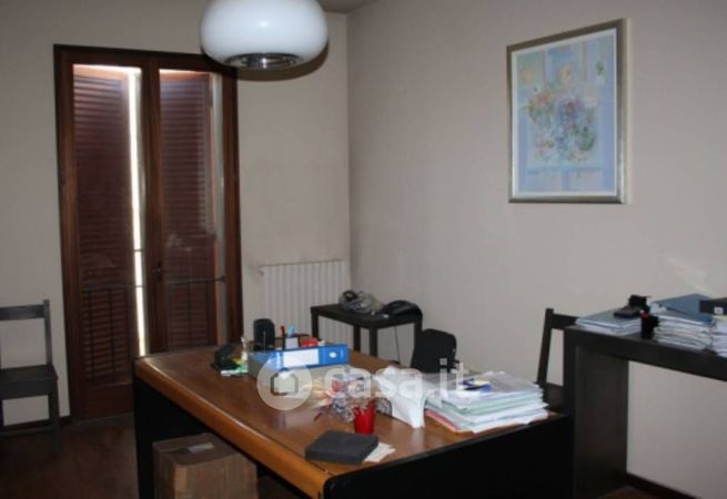 Ufficio in commerciale in Via delle Torri