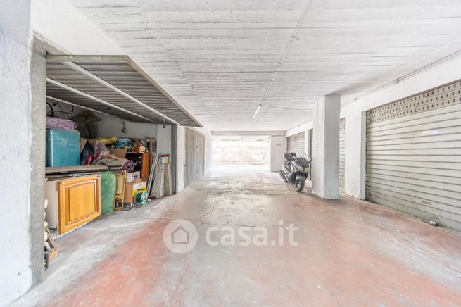 Box/posto auto in residenziale in Via Lago D'Orta 1