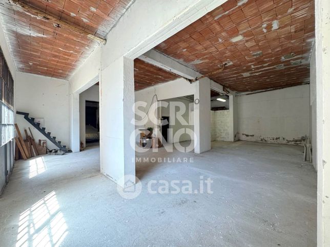 Capannone in commerciale in 