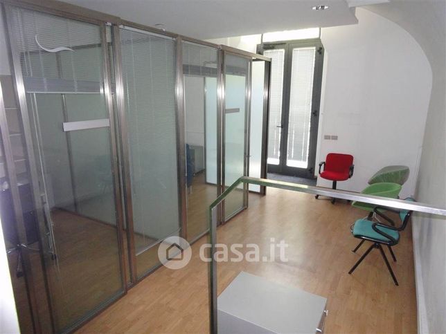 Ufficio in commerciale in 