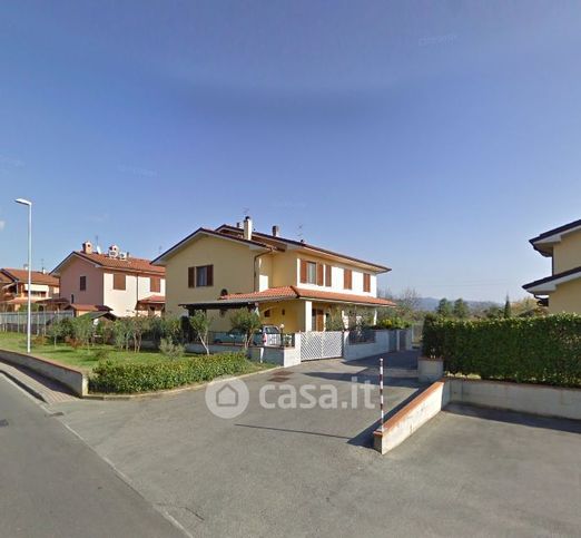 Villa in residenziale in Via R. Orlandini 1100