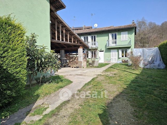 Casa bi/trifamiliare in residenziale in Frazione Sessant 194