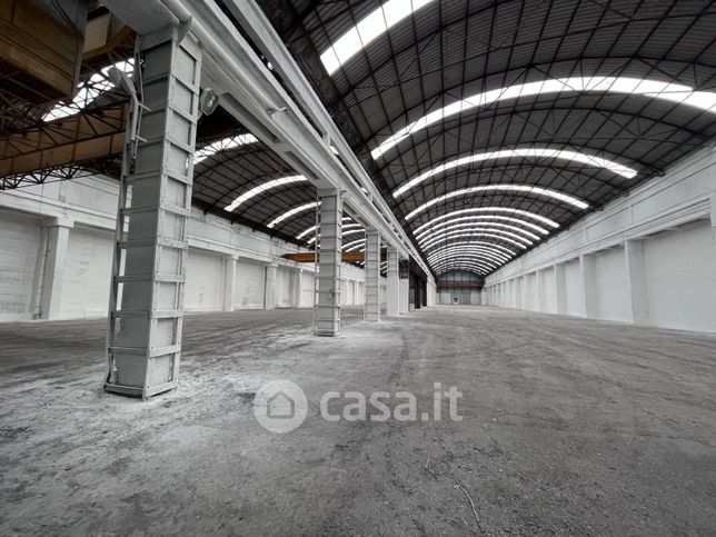 Capannone in commerciale in Piazza Fascia D'Oro