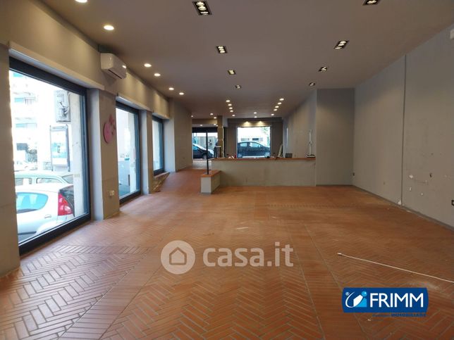 Negozio/locale commerciale in commerciale in Via Libertà 340