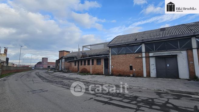 Capannone in commerciale in Via San Tommaso