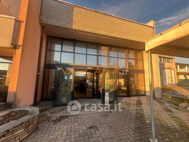 Capannone in commerciale in Via Ghidini