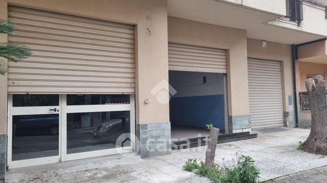 Capannone in commerciale in Via Figurella 21