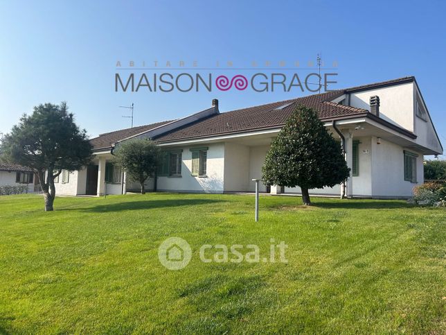 Villa in residenziale in Strada Guarene 15