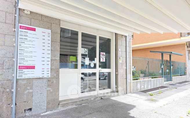 Negozio/locale commerciale in commerciale in Via IV Novembre 11