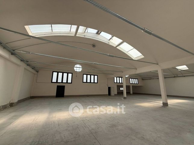 Capannone in commerciale in Via Antonio Labriola 200
