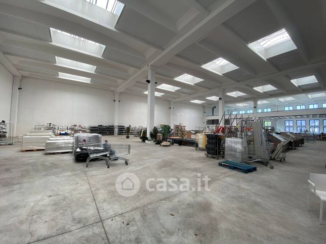 Capannone in commerciale in Via Costa Andrea