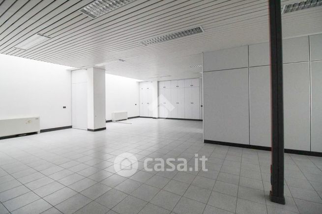 Ufficio in commerciale in Prolungamento di Via di Vittorio