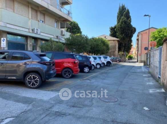Box/posto auto in residenziale in Via Rezza 24