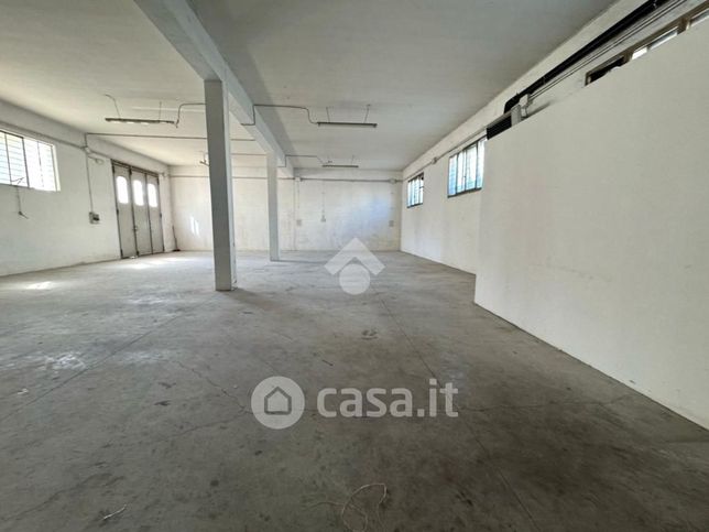 Capannone in commerciale in Via U. Foscolo 19