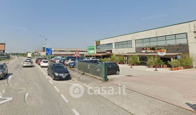 Capannone in commerciale in Via Vincenzo Stefano Breda 34