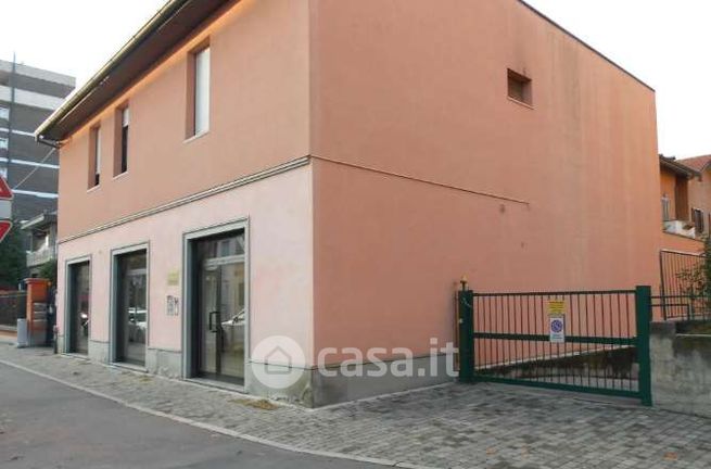 Ufficio in commerciale in Via Italia 52