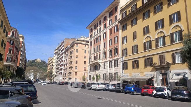 Ufficio in commerciale in Via della Giuliana 66