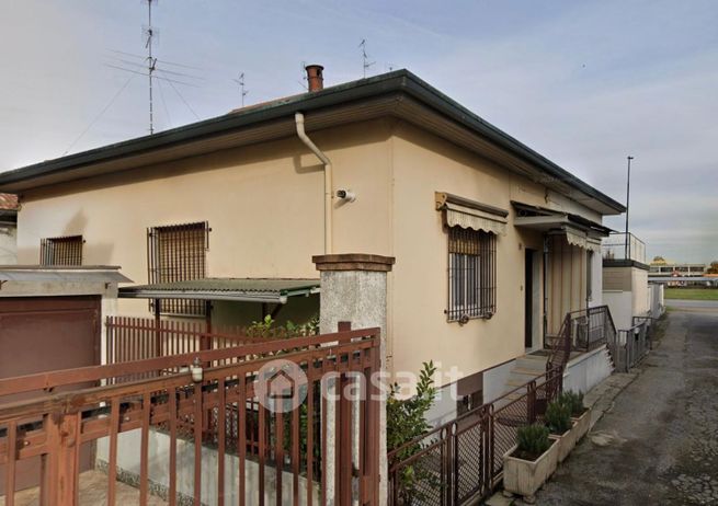Casa bi/trifamiliare in residenziale in Via Provinciale 58