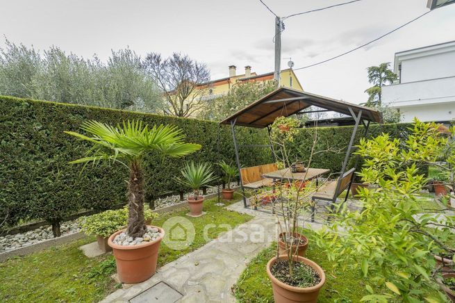 Casa bi/trifamiliare in residenziale in Vicolo Giarre 9