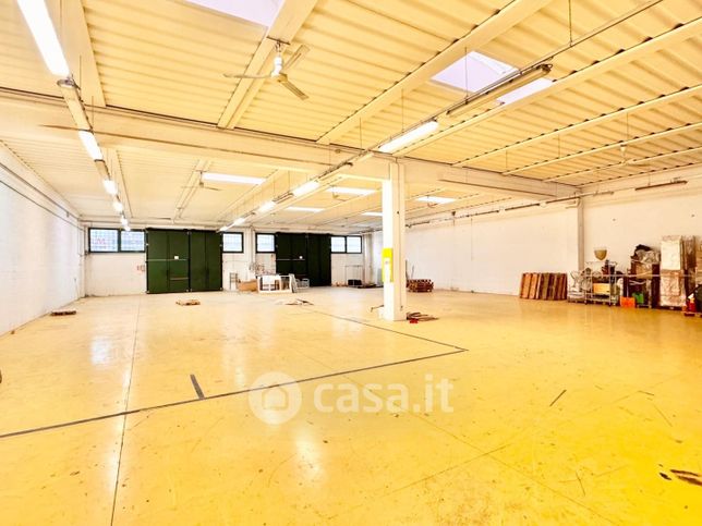 Capannone in commerciale in 