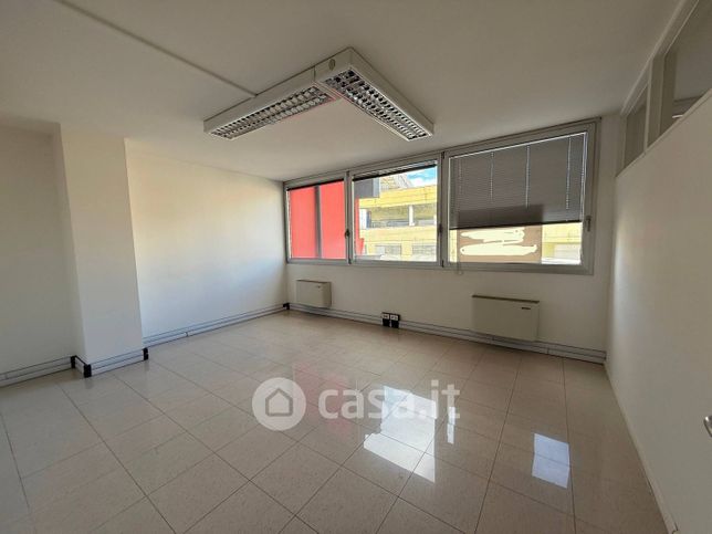 Ufficio in commerciale in Via Giuseppe di Vittorio