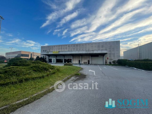 Capannone in commerciale in Via Aldo Moro