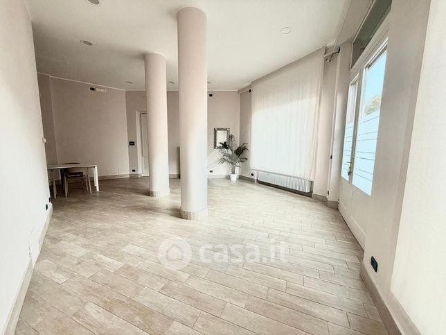 Ufficio in commerciale in Via Avezzana 69