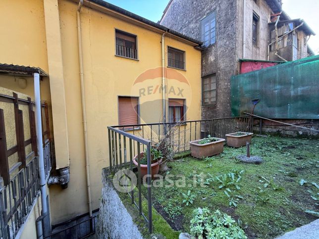 Casa bi/trifamiliare in residenziale in 