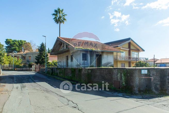 Villa in residenziale in Via Francesco Petrarca 17