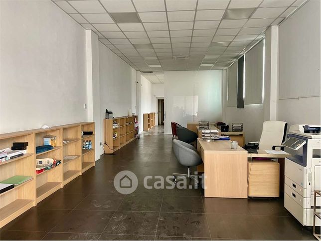 Capannone in commerciale in 