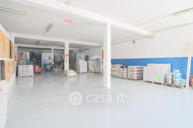 Capannone in commerciale in Via Europa