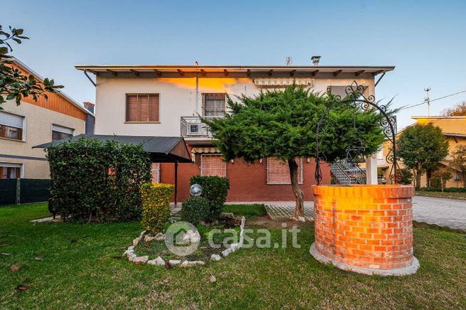 Villa in residenziale in Strada Provinciale di Correggio