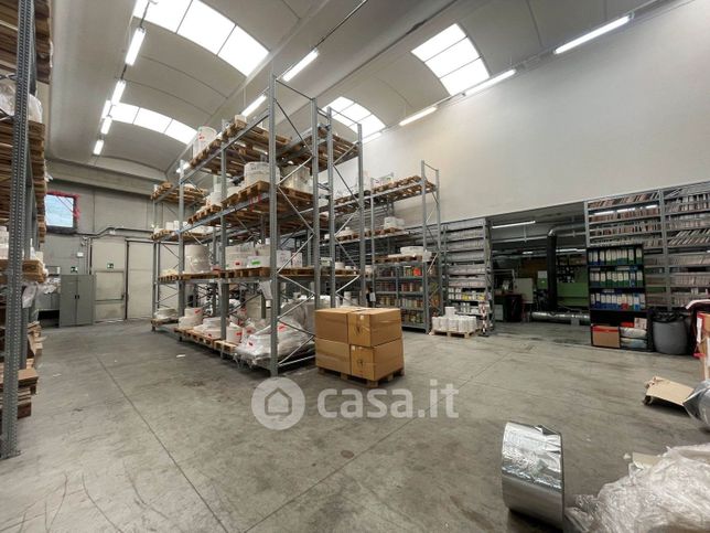 Capannone in commerciale in 