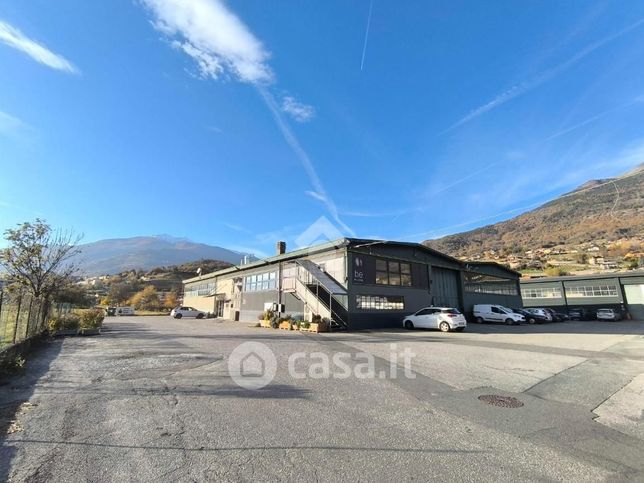 Capannone in commerciale in Località Grande Charriere 43