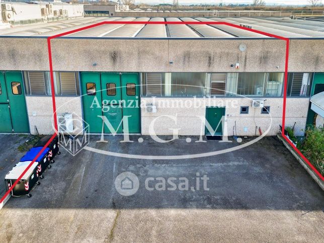 Capannone in commerciale in Via Barsiliana