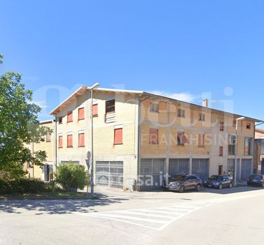 Capannone in commerciale in Via Benedetto Croce 38