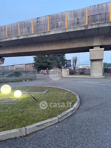 Capannone in commerciale in Via Tonale 22