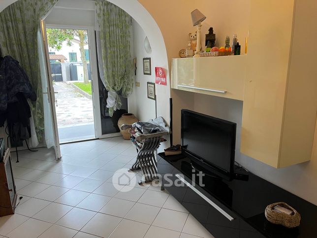 Casa bi/trifamiliare in residenziale in 