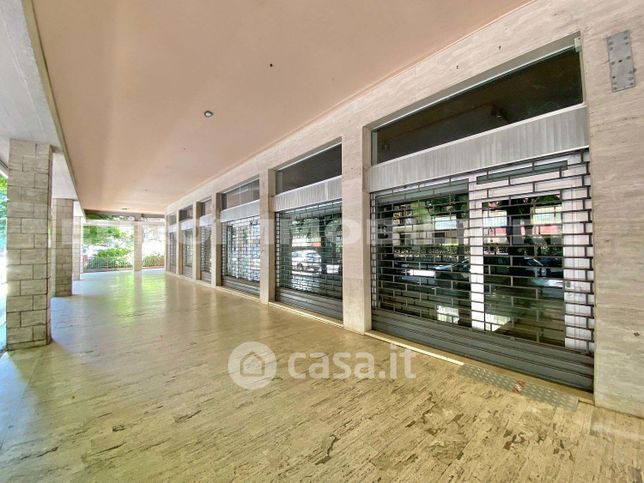 Negozio/locale commerciale in commerciale in Via Vittorio Veneto 109