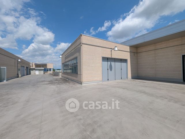 Capannone in commerciale in Via Giacomo Leopardi